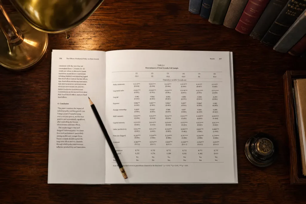  Wydrukowana praca naukowa z tabelą danych otwarta na biurku w bibliotece.